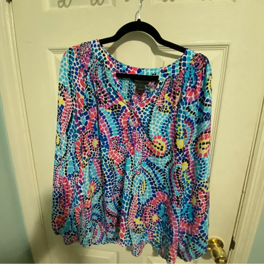 Ladies top, goes with most any color pants
